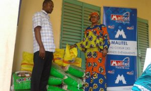 Le premier responsable du Village Sakina recevant son lot de dons des mains de Mme Soumaré de Maliteld