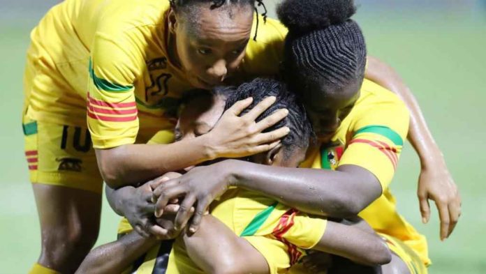 Photo des Aigles-dames en manifestant la joie pour la victoire contre Algérie