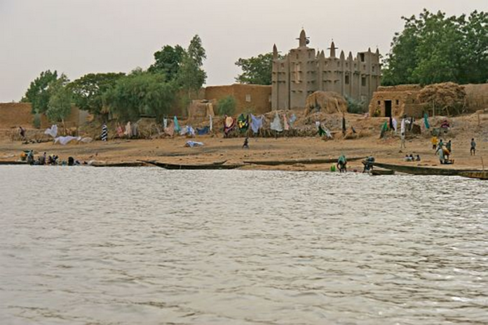 photo de la ville de Mopti au bord du fleuve