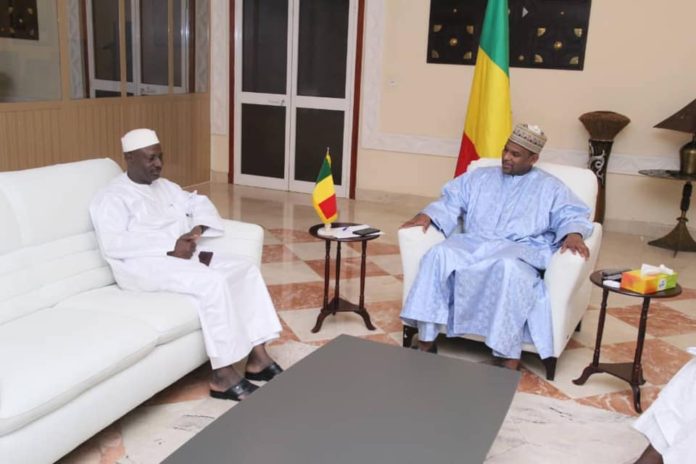 Le premier ministre Boubou Cissé avec le président du Conseil national de la Société civile, Boureima Allaye Touré