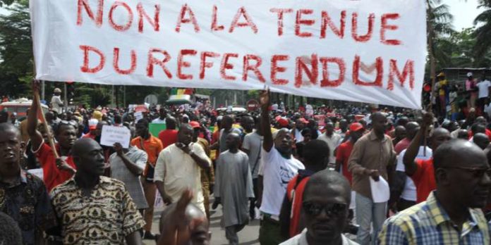 Les manifestants sur le projet de révision de la constitution.