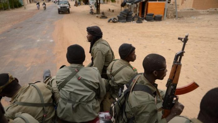 Un contingent de soldats maliens dans les rues de Tombouctou