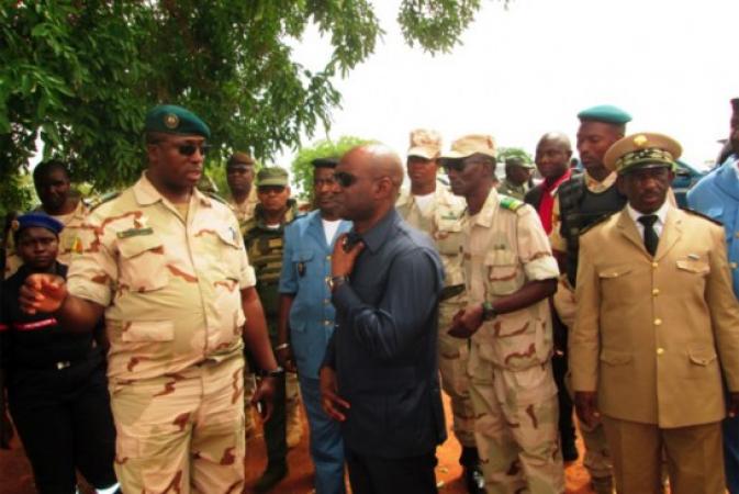 Le général Salif Traoré échangeant avec les chefs de la sécurité locale