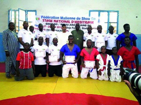 La remise du diplôme d'arbitrage Shou Bo