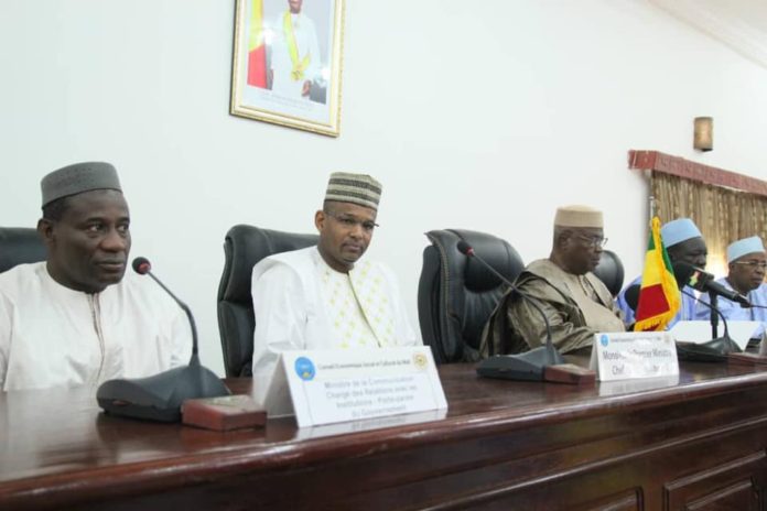 Premier ministre, Dr Boubou Cissé, du président du CESC, Dr Boulkassoum Haïdara et plusieurs ministres