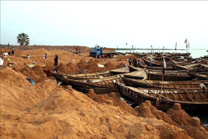 Extraction de sable (Image d'archives)