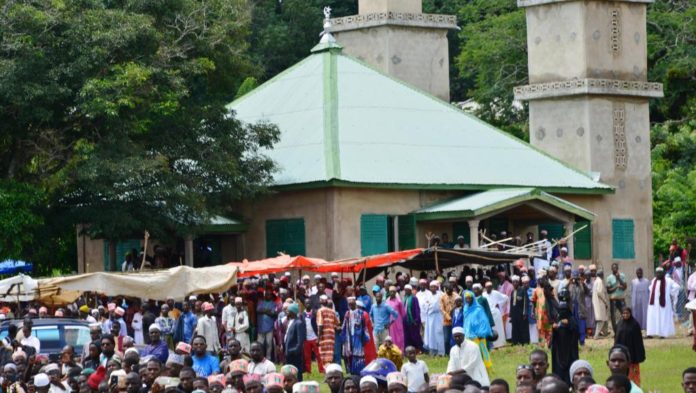 Les habitants du village natal de Mamoudou Barry sont venus en nombre assister à la cérémonie d'inhumation, le lundi 5 août.