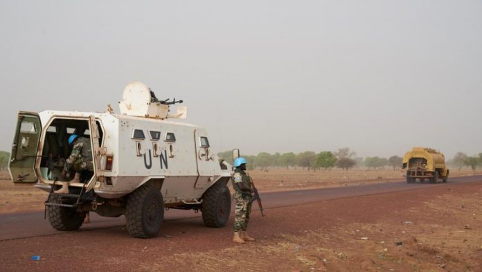 Des Casques bleus de la Minusma sur la route entre Mopti et Djenné, dans le centre du Mali