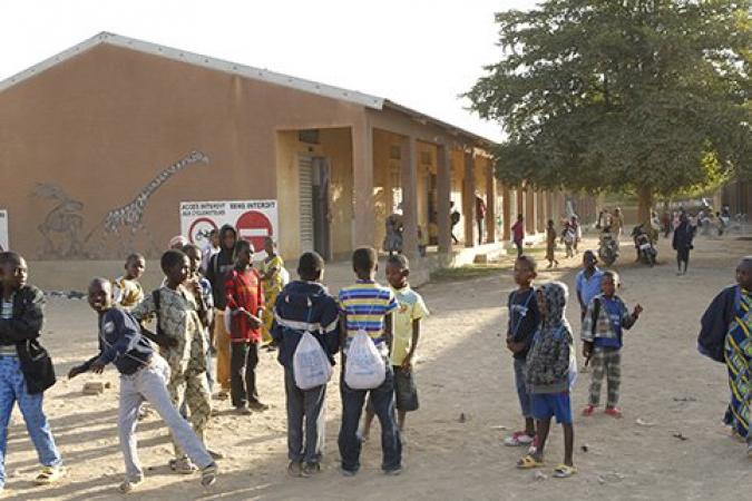 Les élèves dans la Cour d'une école à Diabali (image d'archive)