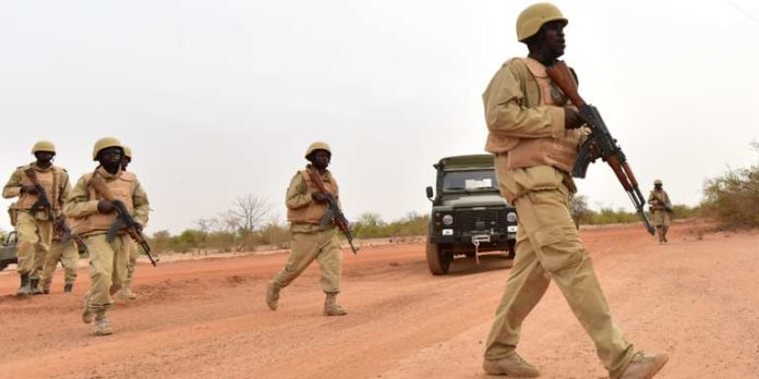 Des soldats du Burkina Faso lors d’un entraînement avec l’armée autrichienne, le 13 avril 2018, près de Ouagadougou