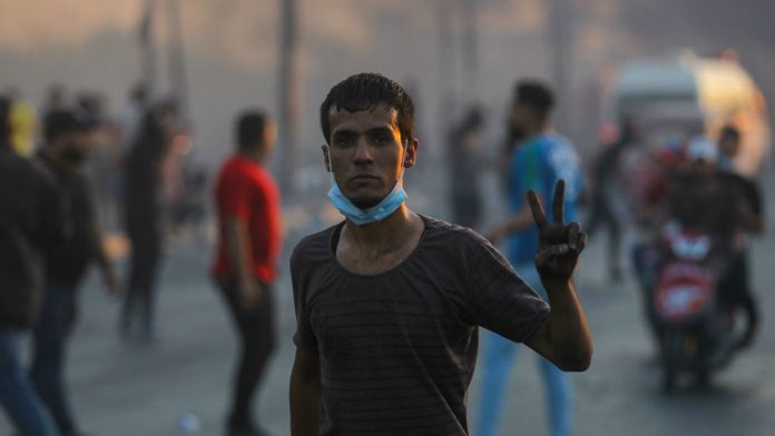 Un manifestant irakien faisant le V de la victoire, le 5 octobre 2019, à Bagdad