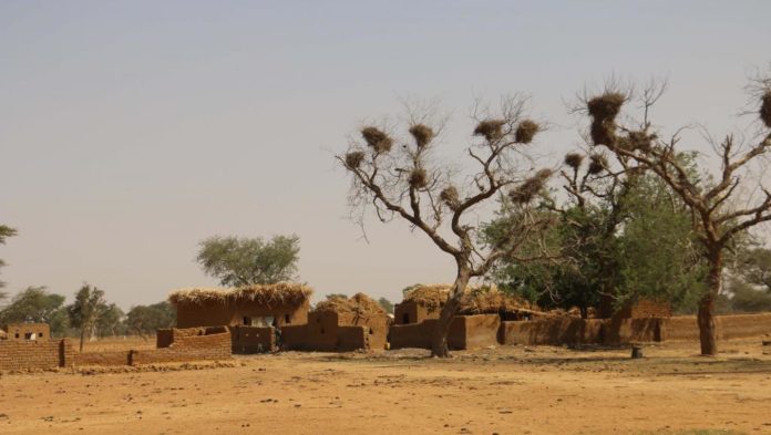 Un village peul situé dans le centre du Mali (image d'illustration)