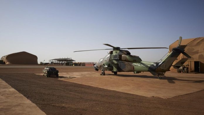 Un «Tigre» de combat à Gao. Les hélicoptères restent une des principales ressources en transport rapide de la force Barkhane pour le déploiement d'opérations spéciales.