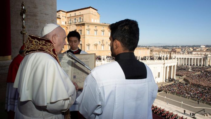 Le pape François prononçant son discours «Urbi et Orbi» au balcon de la basilique Saint-Pierre, à Rome, le 25 décembre 2019