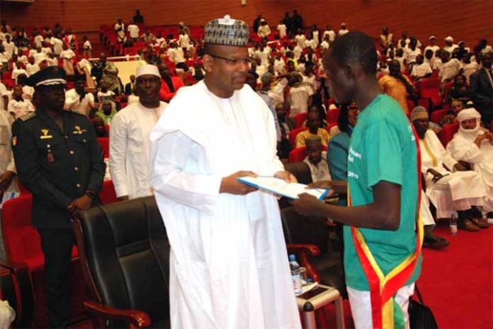 Nouhoum Chérif Haïdara recevant son investiture des mains du Premier ministre Dr Boubou Cissé