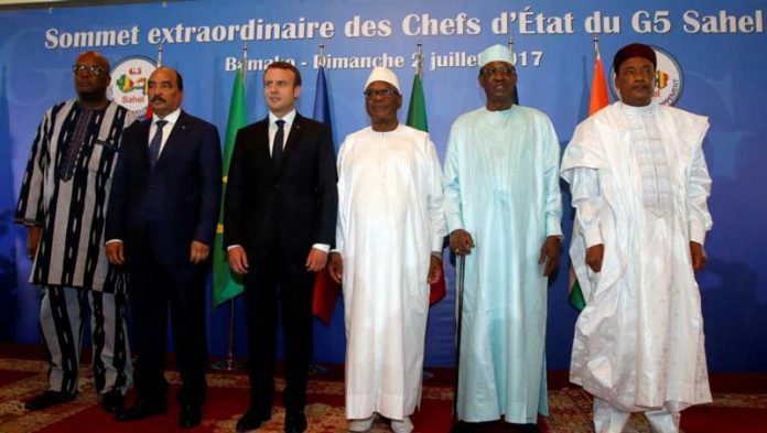 Roch Marc Christian Kabore, Ould Abdel Aziz, Emmanuel Macron, Ibrahim Boubacar Keita, Idriss Deby et Mahamadou Issoufou ce 2 juillet 2017 à Bamako