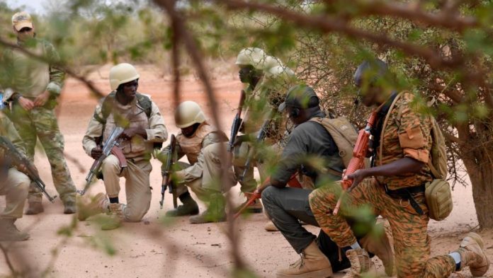 Des militaires burkinabè lors d'un entraînement pour combattre le terrorisme dans l'est du pays le 13 avril 2018 (image d'illustration).