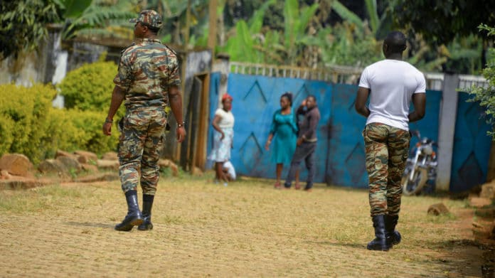 Des soldats patrouillent à Bafut, dans le nord-ouest du Cameroun, en zone anglophone, le 15 novembre 2017. (Photo d'illustration)