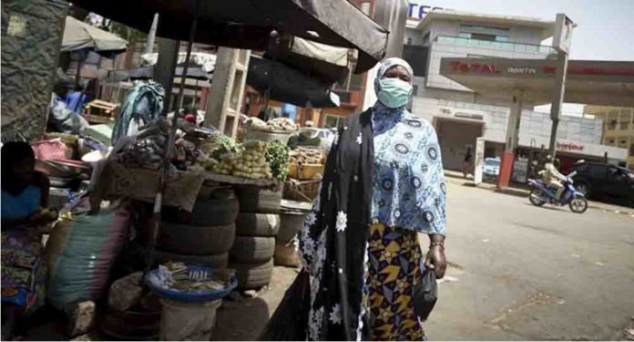 Une malienne avec un masque de protection contre le coronavirus au marché central de Bamako