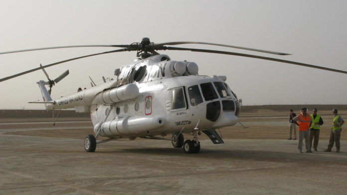 Un helicoptère de la minusma sur la piste de l'aeroport de kidal