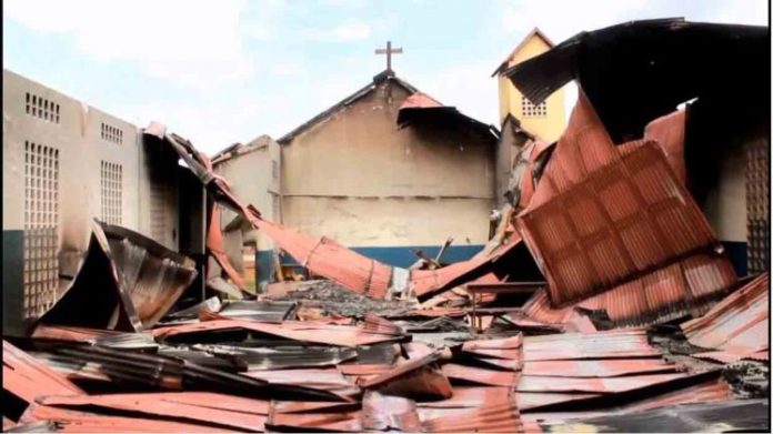 Les décombres de l'église de Dorota à Nzérékoré