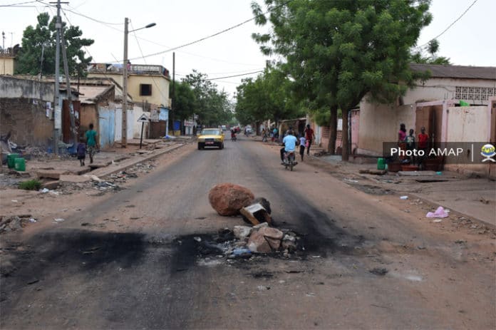 Un peu partout à travers la ville, on peut apercevoir les traces des manifestants comme ici dans une rue de Badalabougou