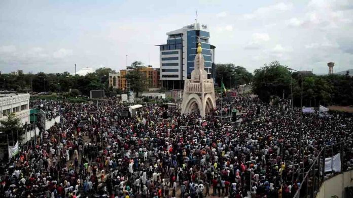 Le mouvement M5, né début juin et composé d’une partie de la société civile, de l’opposition politique et de religieux, a organisé sa troisième manifestation ce vendredi 10 juillet pour réclamer la démission du chef de l’État Ibrahim Boubacar Keïta REUTERS/Matthiew Rosier