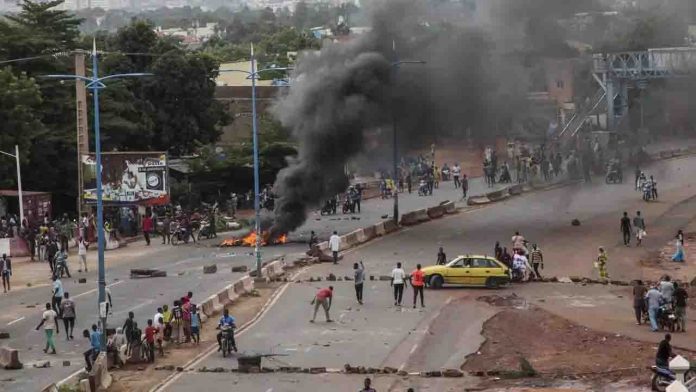 Ce vendredi soir, des pneus continuaient de brûler et des barricades avaient été érigées par des jeunes à Bamako