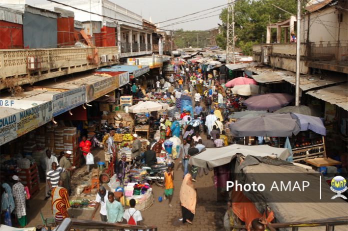 Il est pratiquement impossible de se frayer un chemin dans les dédales du marché