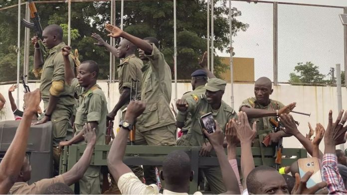 Des soldats maliens se dirigent vers la place de l'Indépendance à Bamako, ce mardi 18 août 2020