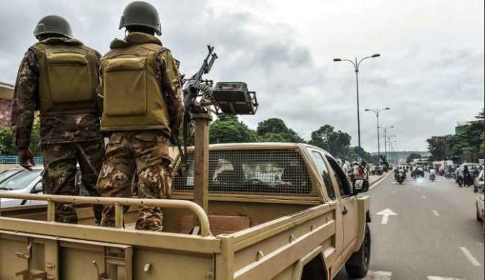 Des soldats maliens patrouillent à Bamako le 27 juillet 2018, au dernier jour de la campagne de la présidentielle. afp.com