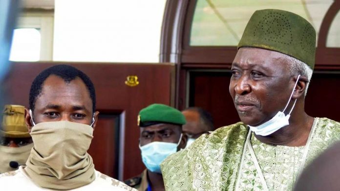 Le colonel Assimi Goïta (G) à côté de l'ancien officier Bah N’Daw (D) qui doit être investi président de la transition ce vendredi 25 septembre à Bamako.