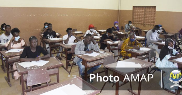 Les élèves dans une classe d'examen