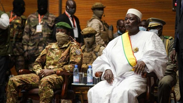 © AFP - Michele Cattani Le président de transition malien, Bah Ndaw, et le colonel Goïta, chef de la junte au pouvoir depuis le putsch du 18 août, ont prêté serment devant la Cour suprême, le 25 septembre 2020, à Bamako