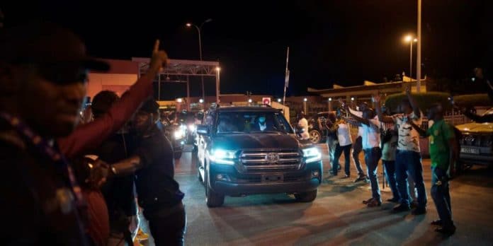 Sophie Pétronin et Soumaïla Cissé le chef de l'opposition malienne sont accueillis à leur arrivée de l'aéroport international de Modibo Keita de Bamako, le 8 octobre 2020