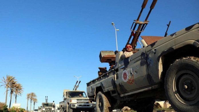 Des véhicules militaires des forces de Misrata, sous la protection des forces de Tripoli, sont vus dans le quartier de Tajura, à l'est de Tripoli, en Libye, le 6 avril 2019.