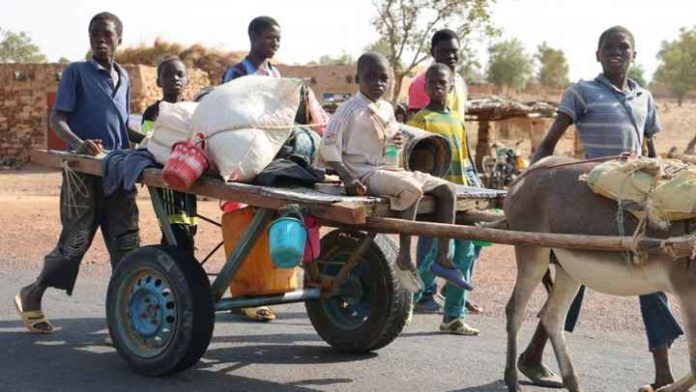 Sur la route de Bandiagara au Mali. Ce cercle de la région de Mopti est régulièrement sujet à des affrontements intercommunautaires (image d'illustration)