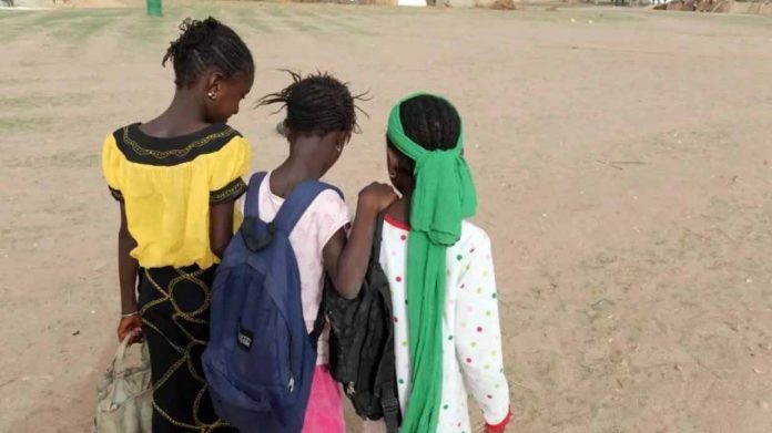 Des jeunes filles reviennent de l'école, au Sénégal (image d'illustration).