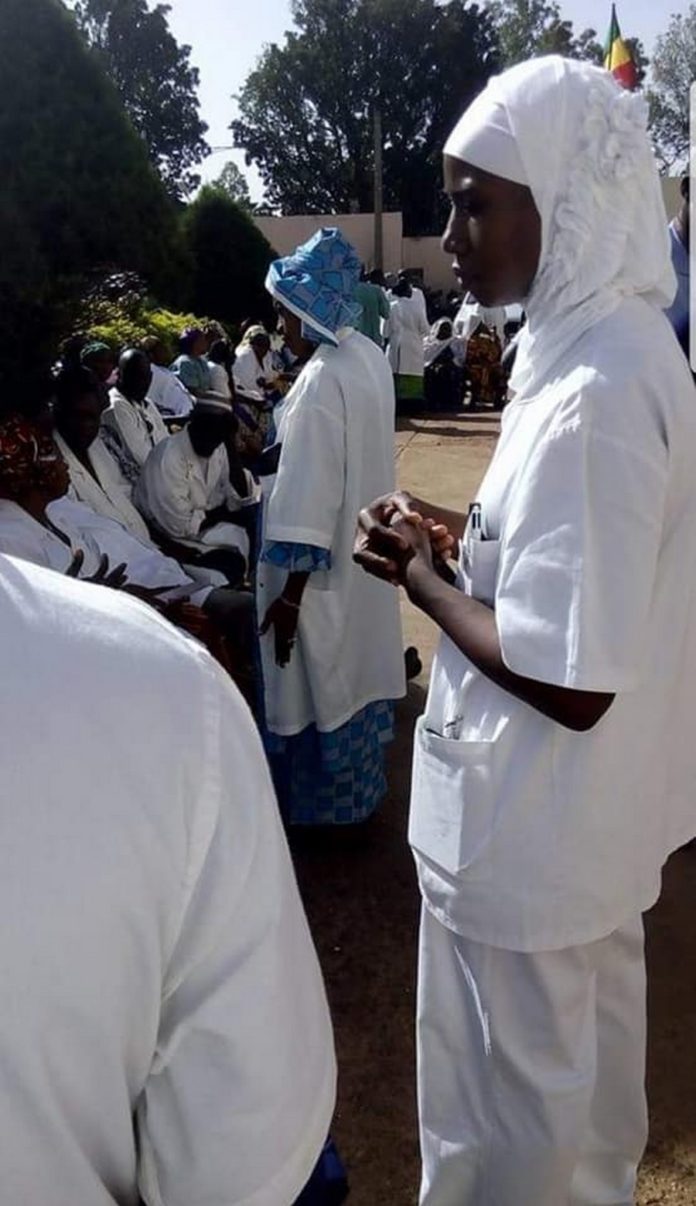 Les Infirmières dans la cour de l'hôpital Gabriel Touré