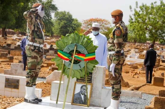 Le Président de la Transition Bah N’DAW a déposé une gerbe de fleurs sur la tombe de l’ancien Président du Mali Modibo Keita