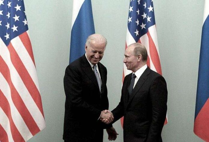 © Alexander Natruskin / Archives Reuters Vladimir Poutine et Joe Biden, le 10 mars 2011.