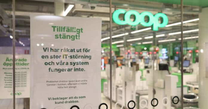 «Temporairement fermé. Nous avons un problème informatique et nos systèmes ne fonctionnent pas», peut-on lire sur la note affichée dans la vitrine d'un supermarché Coop fermé à Stockholm, en Suède. AP - Ali Lorestani