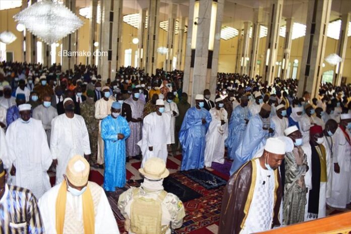 Prière de la Tabaski à la grande mosquée de Bamako Le Président de la Transition, Assimi Goïta , a effectué le mardi 20 juillet 2021 2021, la prière de la Tabaski à la grande Mosquée de Bamako