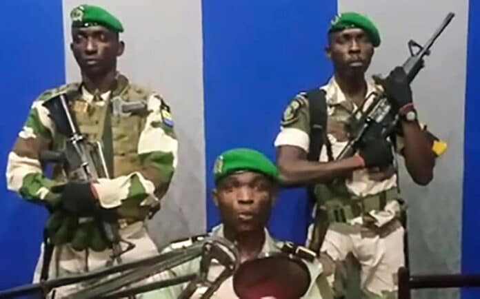 © - Capture d'écran de la TV gabonaise montrant trois militaires appelant au soulèvement, le 7 janvier 2019