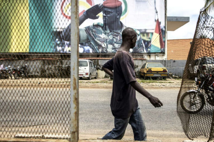 © JOHN WESSELS Un écran géant montre le leader de la junte, dans une rue de Conakry le 11 septembre 2021