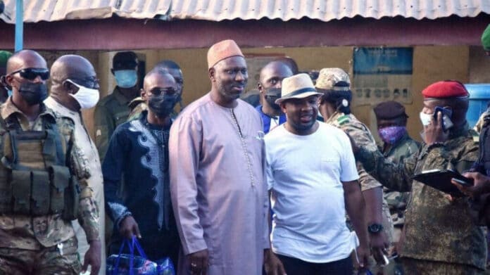 CELLOU BINANI Abdoulaye Diallo (au centre), ex-maire de Kindia, à sa libération de la prison centrale de Conakry, le 7 septembre 2021.