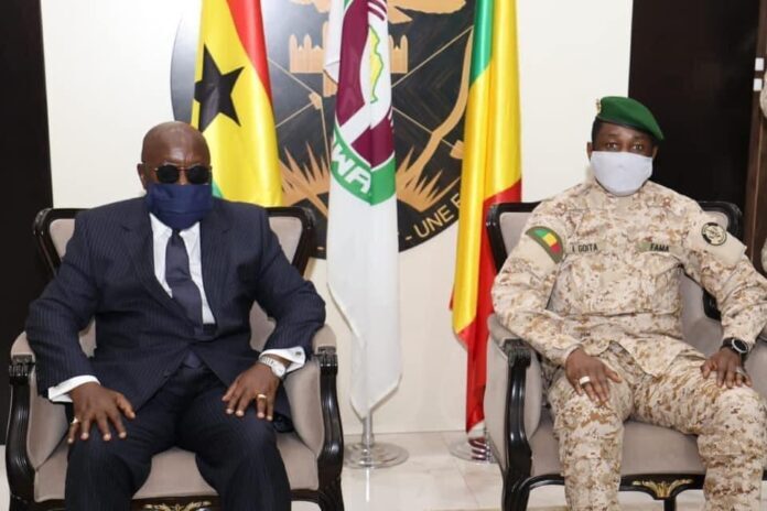 Le président de la république du Ghana Nana Akufo-Addo et le président de la transition Assimi Goita