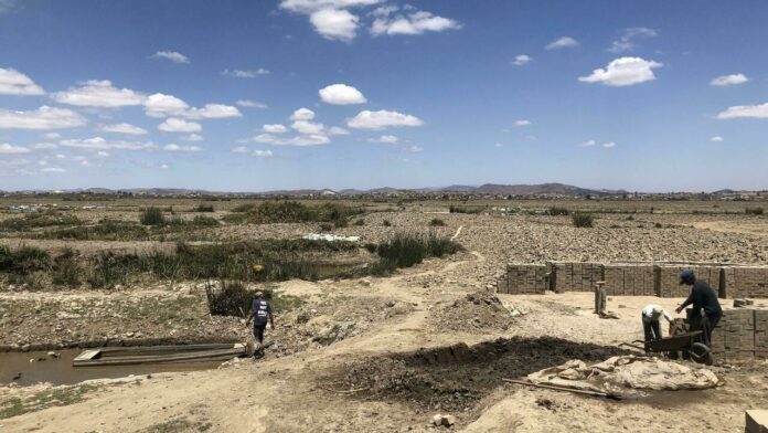 De nombreuses rizières de la plaine du Betsimitatatra, en périphérie de la capitale, Antananarivo, sont sèches. Les riziculteurs n'ont pas pu repiquer leur riz. Le manque d'irrigation menace les récoltes de cette année. © L. Bezain/RFI