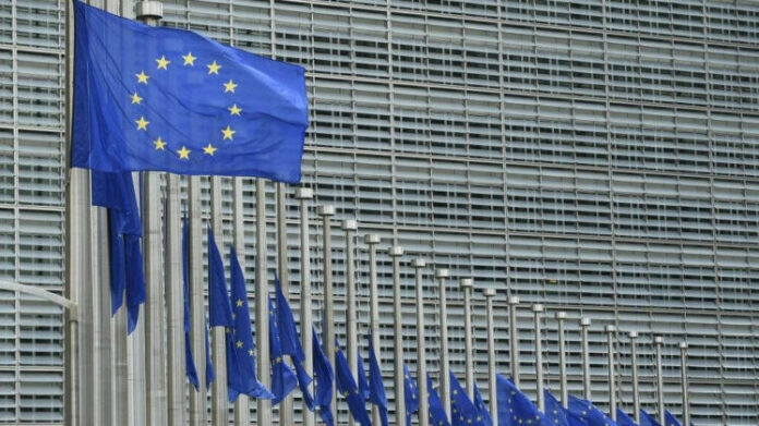 Des drapeaux européens devant le siège de la Commission européenne à Bruxelles (image d'illustration).