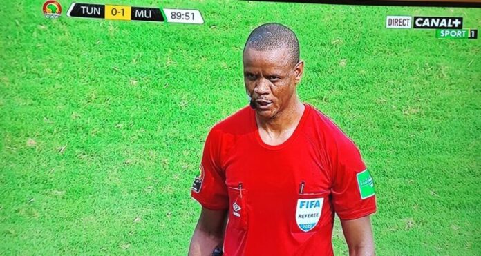 L'arbitre zambien Janny Sikazwe